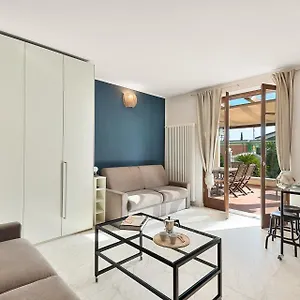 Splendido Monolocale Con Spazioso Giardino E Veranda A 500 Mt Dal Mare Appartamento Marina Di Carrara